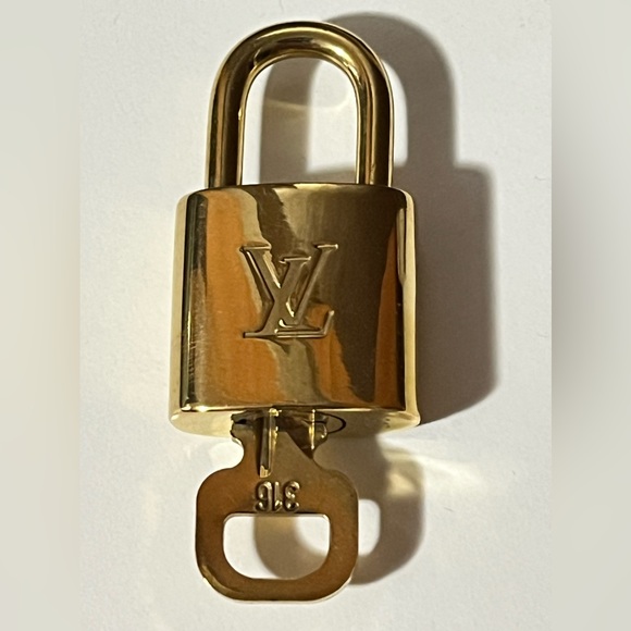 Louis Vuitton, LV Lock & Key. # 316. - Picture 1 of 6